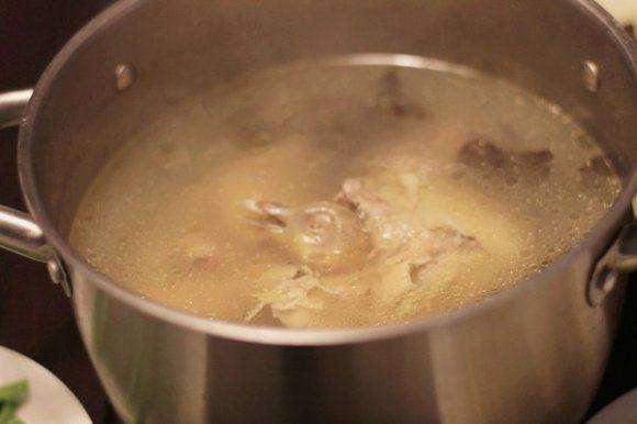 患有感冒、高血压、心脏病、孕妇等人群不宜饮用鸽子汤