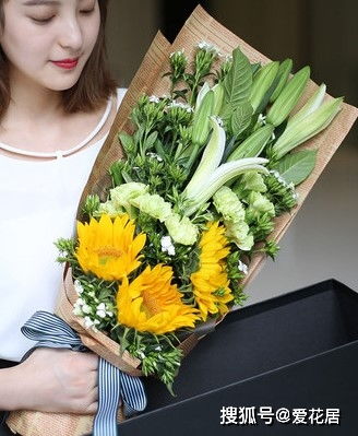 花姐和林江大爷一起收拾废品， 亲自卖到废品站，堪一车嫩卖多少钱