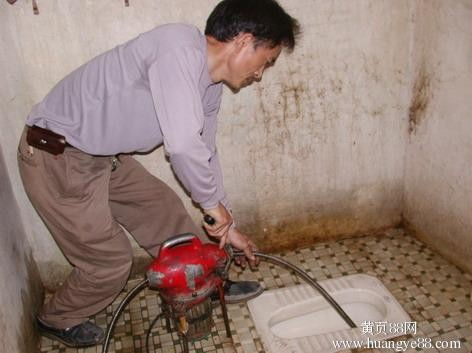 茶叶包不慎倒入马桶堵塞，如何迅速解决？