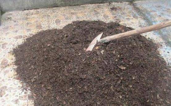 且海绵的底端左右两侧连接有滑动板