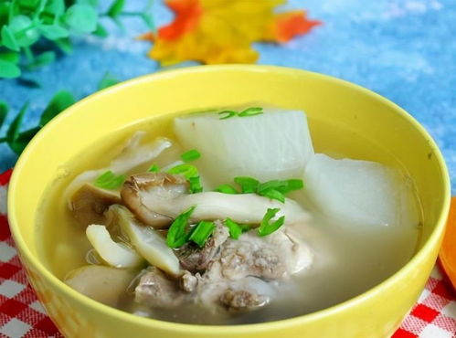冬瓜燕是一种以冬瓜为主料，加入燕窝等食材炖制而成的滋补甜品