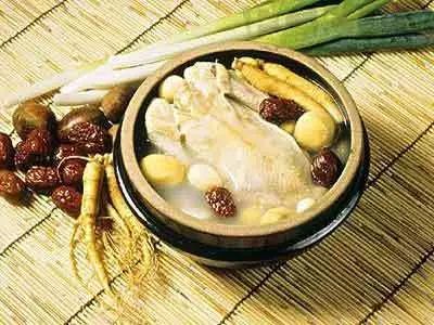 参芪泥鳅汤：以黄芪、党参、泥鳅为主料