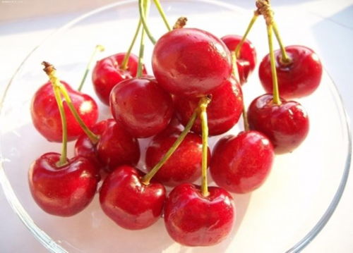 樱桃核含有氰化物，少量摄入即可致命
