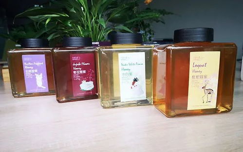 油菜花蜂蜜呈金黄色，色泽明亮