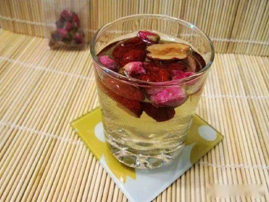 玫瑰花搭配蜂蜜，泡水喝有什么神奇功效