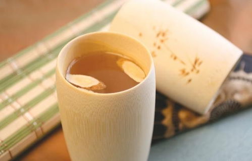 黄芪水虽好，但感冒发热、湿阻中满、表实邪盛者不宜饮用