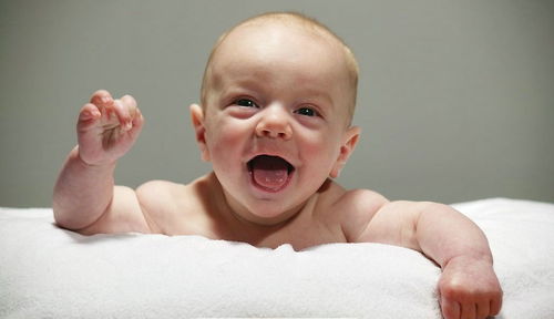 宝宝闻到杀虫剂打喷嚏，是过敏吗？