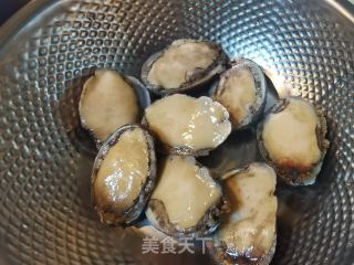 葱油小鲍鱼是一道以鲍鱼为主料，以葱油为调味的美食