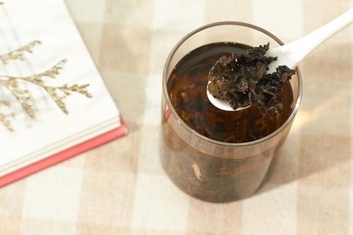 黑乌龙茶富含茶多酚，常饮可助消化、提神醒脑