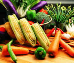 有一位阿婆自豪地说她洗的果蔬是Zui干净的！“ 先将蔬菜冲洗干净，浸泡到食用碱水中15分钟，ran后用清水冲洗3～5遍。”