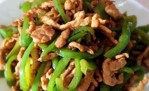 青椒肉丝是一道经典中式菜肴，以猪肉和青椒为主料