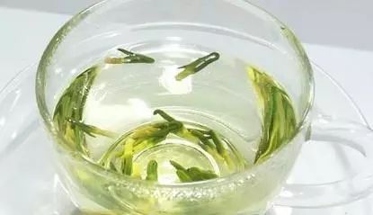 莲子心加菊花泡水，养生功效究竟如何