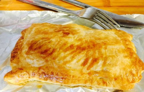 香蕉派是一种以香蕉为主要食材，外皮酥脆、内馅软糯的西式甜点