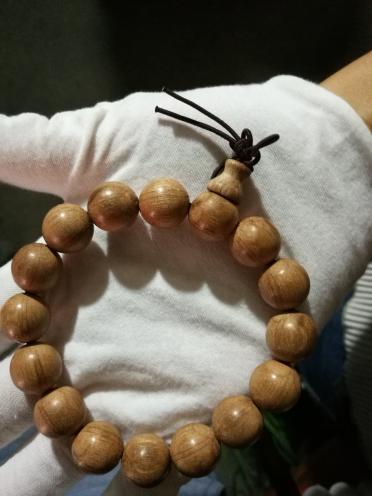 绿檀：质地坚硬， 纹理细腻