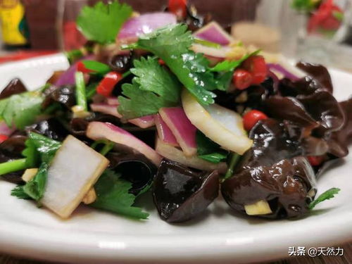 凉拌木耳西瓜皮是一道以木耳和西瓜皮为原料的凉菜