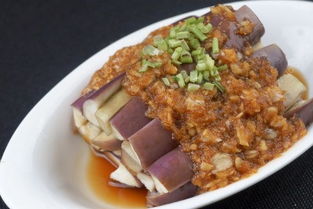 肉酱茄子片是一道家常菜，以茄子为主料