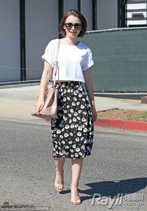 杏色花裙子搭什么上衣好看？这些搭配让你秒变女神