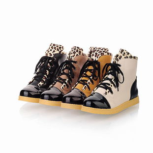 拓展疑问：蓝色花卉贝壳鞋如何搭配首饰？