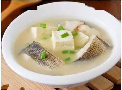 如何熬制壳鱼汤不腥，家常版与饭店版处理方法有何不同？