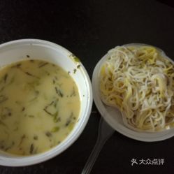 饲料用槐叶粉和鱼粉的价格分别是多少一吨？