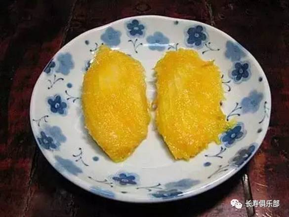 芒果种子一半埋入土中，一半在阳光下