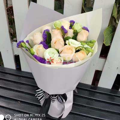 送女朋友花头疼？送玫瑰还是百合