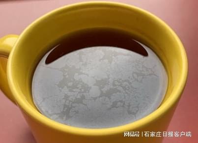 茶叶表面的膜是空气、茶多酚和碳酸钙离子相互作用形成的