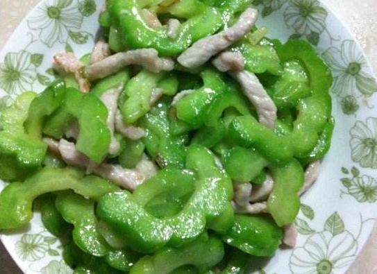 如何自制丝瓜杀虫剂，同时了解菜心摘洗的正确方法？