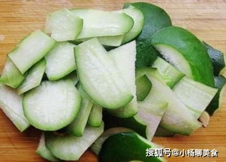 冬瓜皮是否丢弃，取决于其用途和营养价值