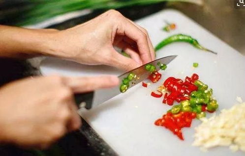 辣椒辣手了怎么办？厨房里的白醋能帮你缓解