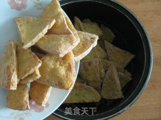 卤豆干是一道以豆腐干为主料，通过卤水浸泡而成的传统小吃