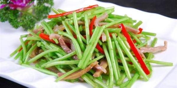 大葱炒腊肉，一道家常菜