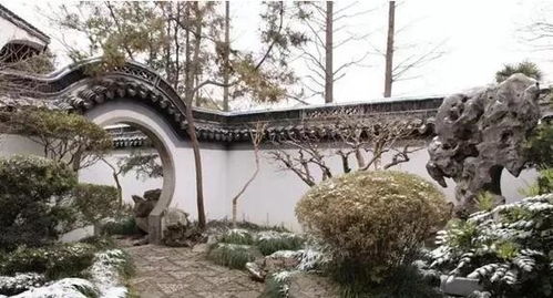 形式上的差异：中式园林， 曲径通幽，西式园林，宽广开阔