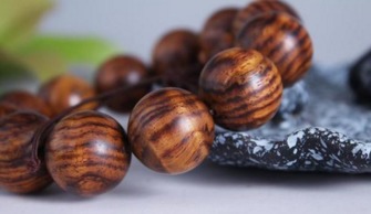 黄花梨， 经过汗和油的侵入会改变颜色