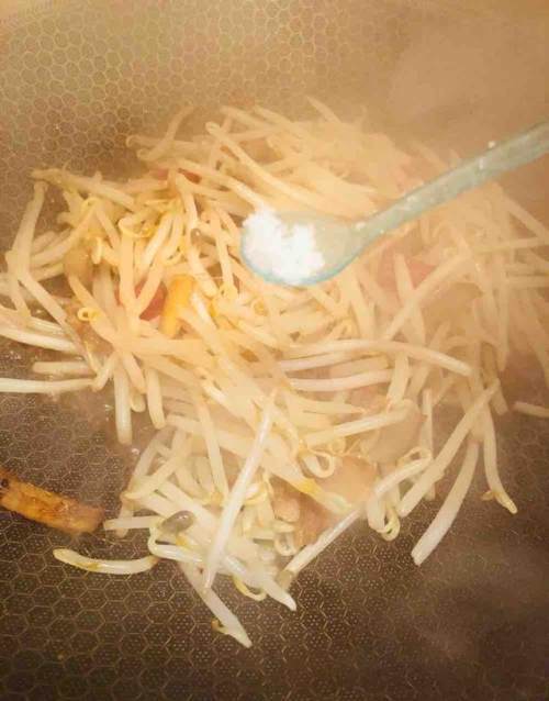 豆芽有毒鉴别：观察芽体颜色、气味