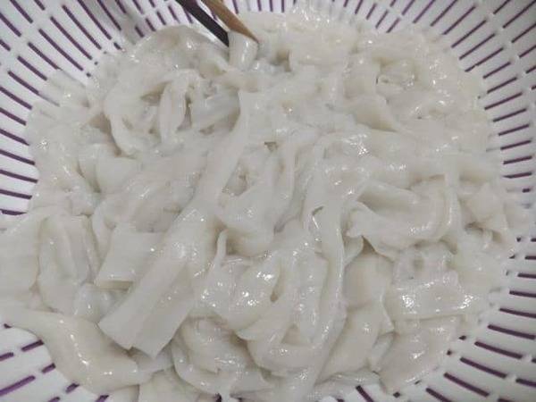 如何通过外观、气味、溶解度等特征辨别鱼粉的真伪，避免养殖户上当受骗？