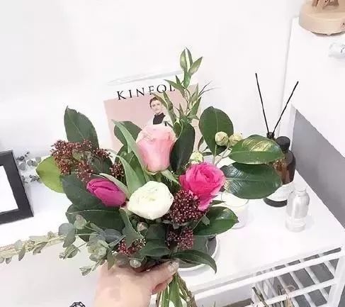 收到玫瑰花束，先拆分再养护