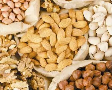 甘肃庆阳的杏仁基地， 土层越厚，杏仁越重