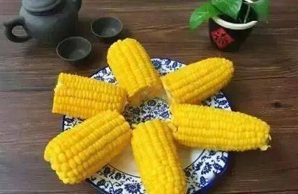 玉米水浇花效果佳，花卉养护新选择！