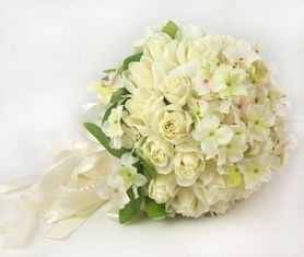 花儿的邂逅：玫瑰与满天星的美丽相遇