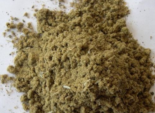 智利鱼粉通常使用哪些鱼类制成？鱼粉在饲料中具体有哪些重要作用？