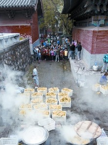 河南少林寺推出大锅煮玉米，以传统烹饪方式吸引游客体验