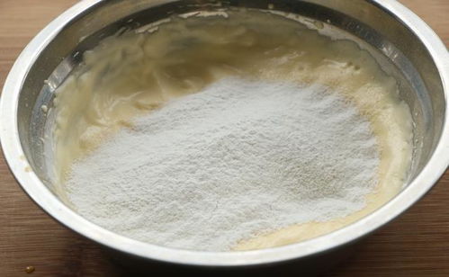 如何通过外观、气味、溶解度等特征准确鉴别饲料中添加的假鱼粉真伪？