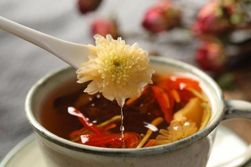 菊花清热解毒，你知道泡水喝还有哪些好处吗
