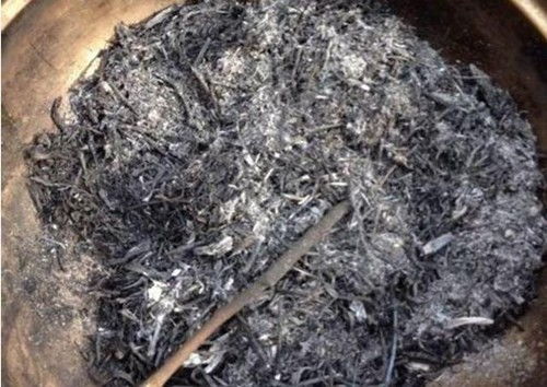 草木灰的妙用：养花的小秘密