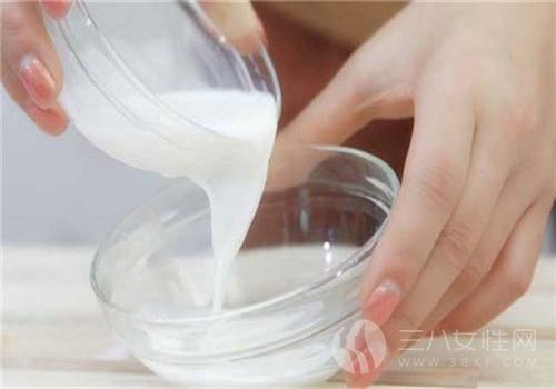 牛奶珍珠粉面膜，以牛奶和珍珠粉为主要成分