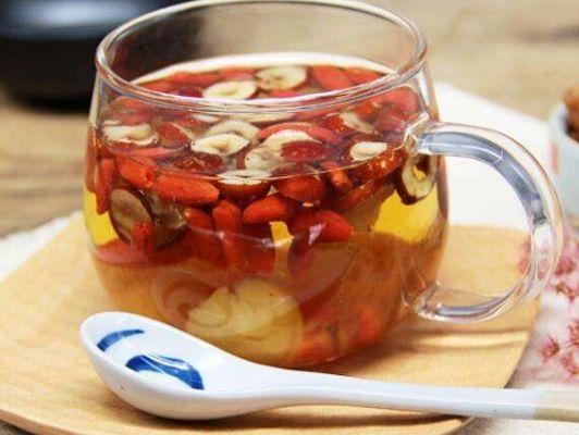 红枣枸杞菊花冰糖茶，喝了身体好