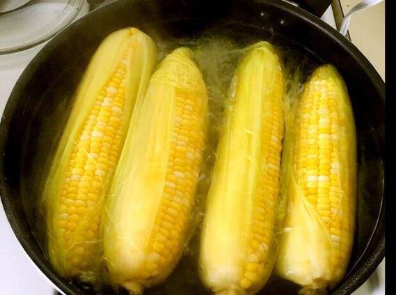 煮玉米要多久？火候如何掌握才能鲜嫩多汁