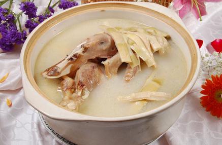 揭秘茶叶界新宠：茶树老鸭汤的家常做法，美味又养生！