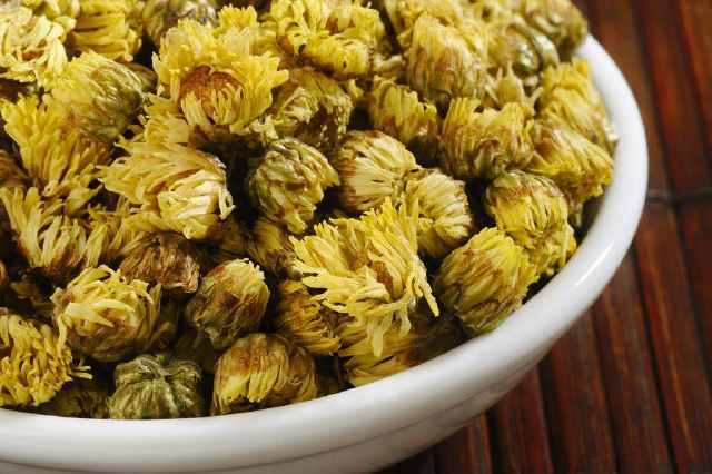 甘草菊花泡水喝，能缓解哪些身体不适